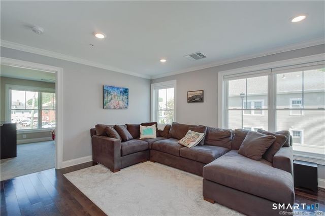 2 Bishop Road 201, West Hartford, CT 06119