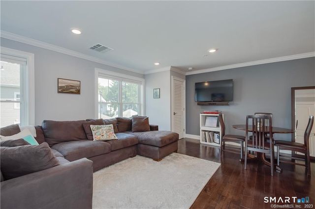 2 Bishop Road 201, West Hartford, CT 06119