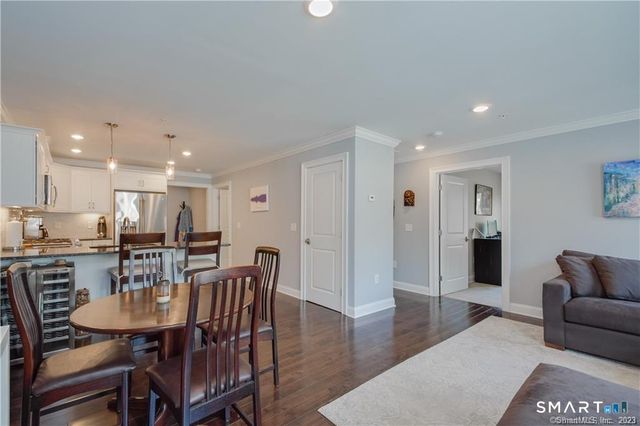 2 Bishop Road 201, West Hartford, CT 06119