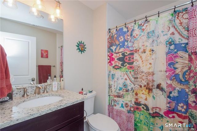2 Bishop Road 201, West Hartford, CT 06119