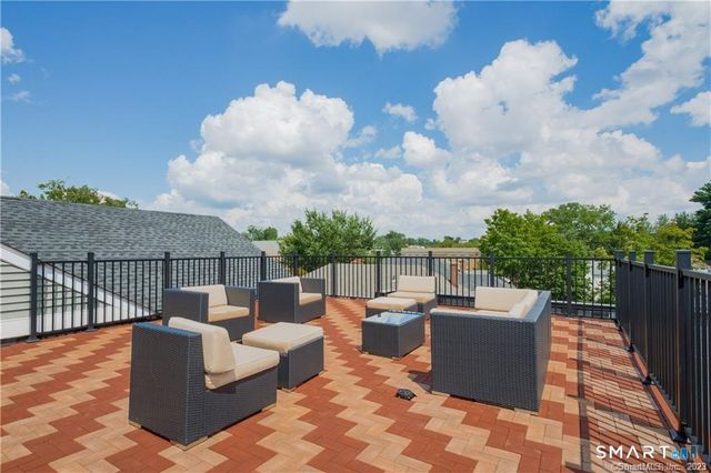 2 Bishop Road 201, West Hartford, CT 06119