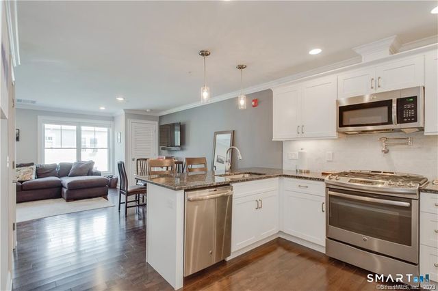 2 Bishop Road 201, West Hartford, CT 06119