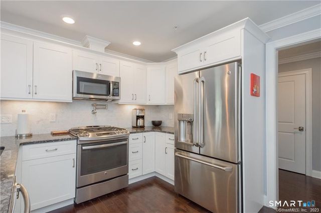 2 Bishop Road 201, West Hartford, CT 06119