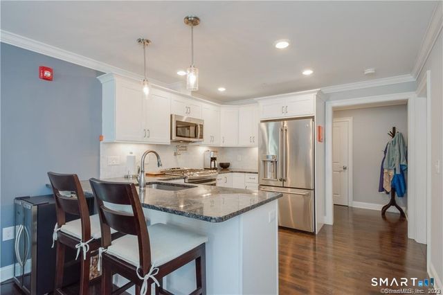 2 Bishop Road 201, West Hartford, CT 06119