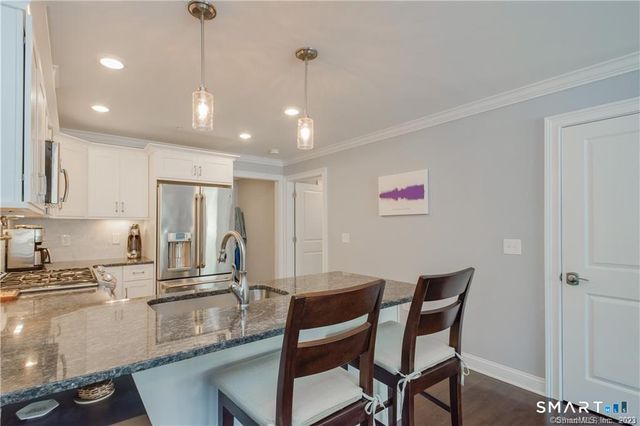 2 Bishop Road 201, West Hartford, CT 06119