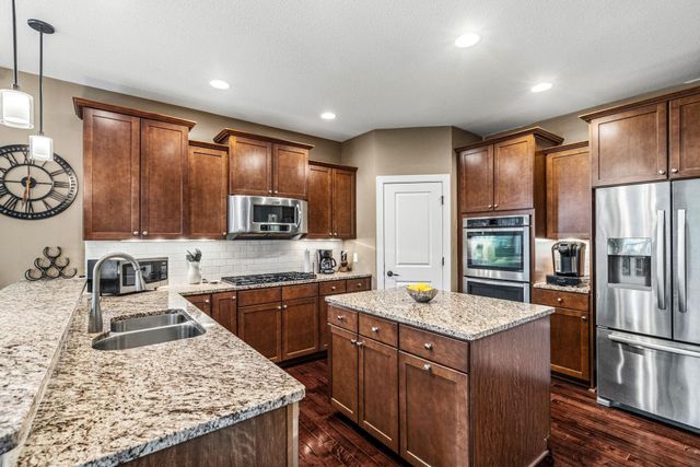1179 Maple Lane W, Roseville, MN 55113