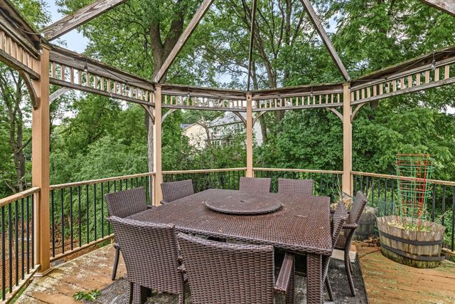 1179 Maple Lane W, Roseville, MN 55113