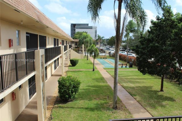 421 NE 1st St 112, Hallandale Beach, FL 33009