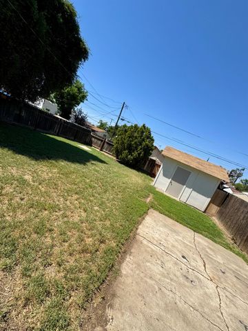 909 E Lincoln Ave, Madera, CA 93638
