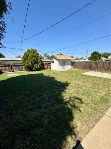 909 E Lincoln Ave, Madera, CA 93638