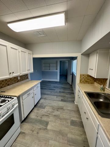 909 E Lincoln Ave, Madera, CA 93638