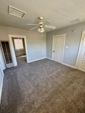 909 E Lincoln Ave, Madera, CA 93638