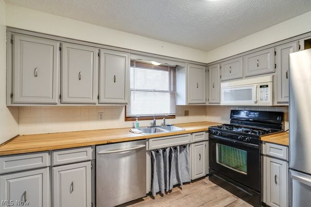 1510 Woodland Drive, Uniontown, OH 44685