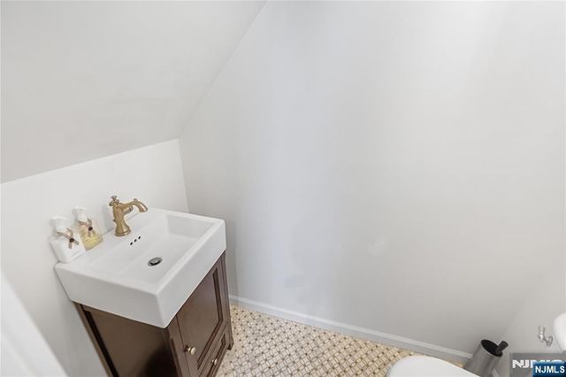 22 Center Street, Midland Park, NJ 07432