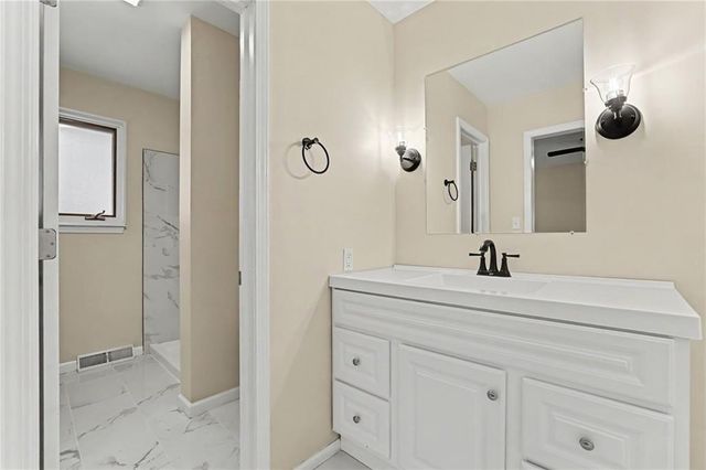 821 NE Cedar Street, Lee's Summit, MO 64086