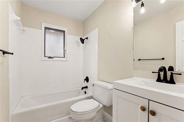 821 NE Cedar Street, Lee's Summit, MO 64086