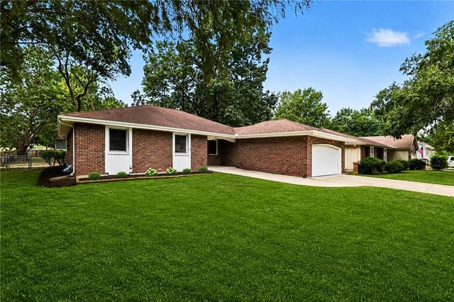 821 NE Cedar Street, Lee's Summit, MO 64086