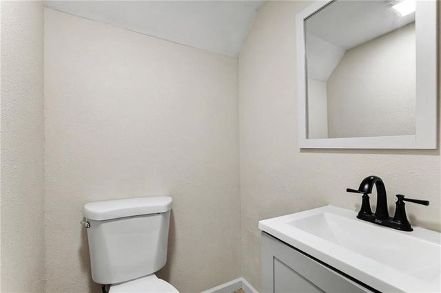 821 NE Cedar Street, Lee's Summit, MO 64086