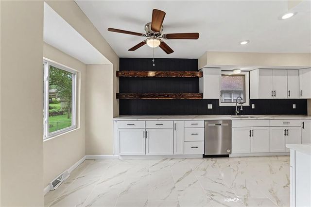821 NE Cedar Street, Lee's Summit, MO 64086