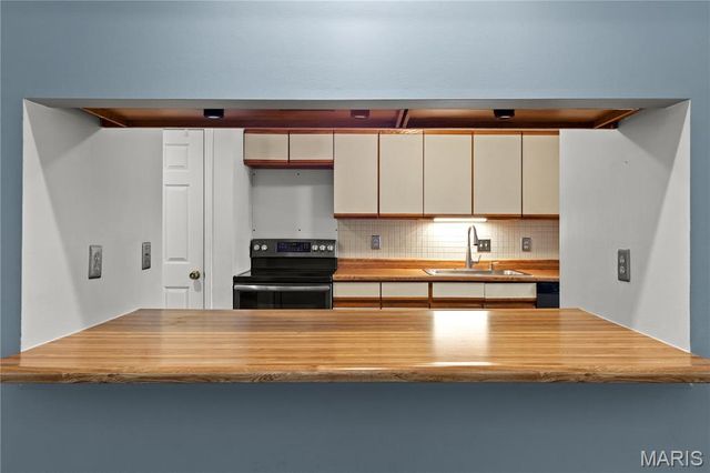 913 Maison Ladue Drive, St Louis, MO 63141