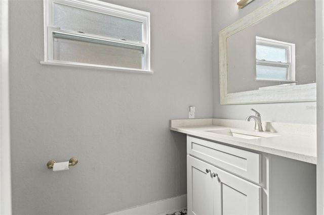 6106 N LYNN AVENUE, Tampa, FL 33604