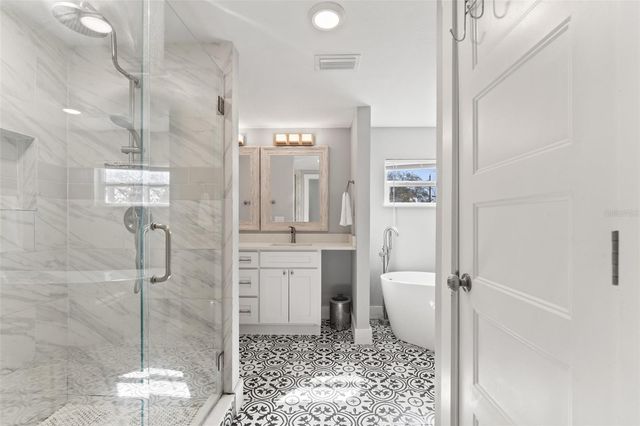 6106 N LYNN AVENUE, Tampa, FL 33604