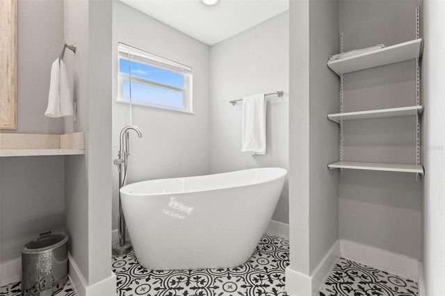 6106 N LYNN AVENUE, Tampa, FL 33604