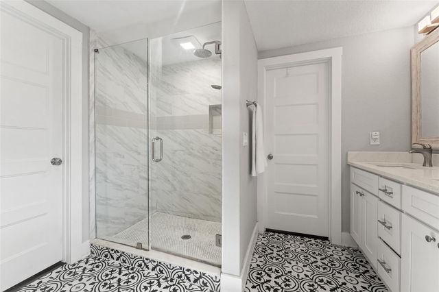 6106 N LYNN AVENUE, Tampa, FL 33604