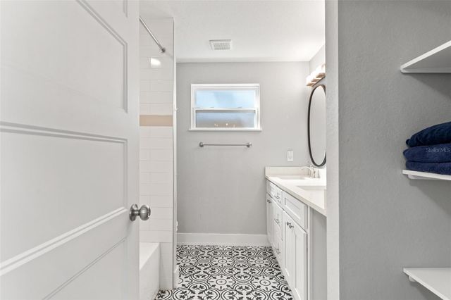 6106 N LYNN AVENUE, Tampa, FL 33604