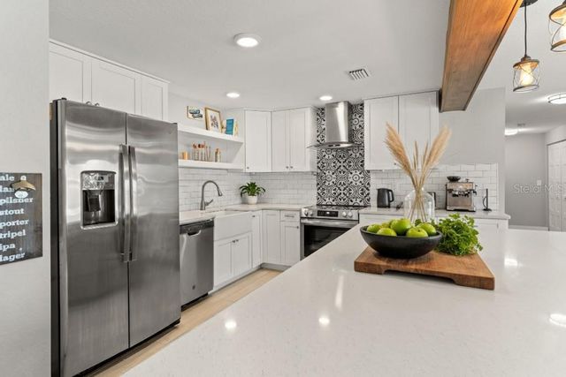 6106 N LYNN AVENUE, Tampa, FL 33604