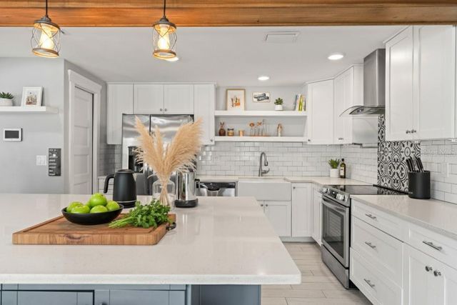 6106 N LYNN AVENUE, Tampa, FL 33604