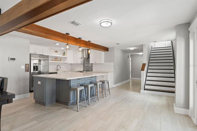 6106 N LYNN AVENUE, Tampa, FL 33604