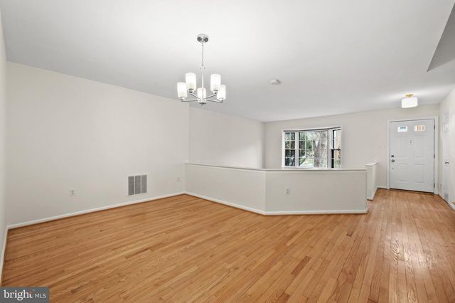 2880 KELLY SQ, Vienna, VA 22181