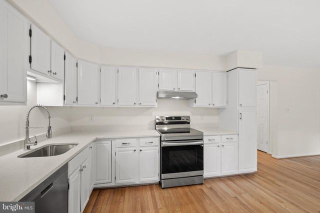 2880 KELLY SQ, Vienna, VA 22181