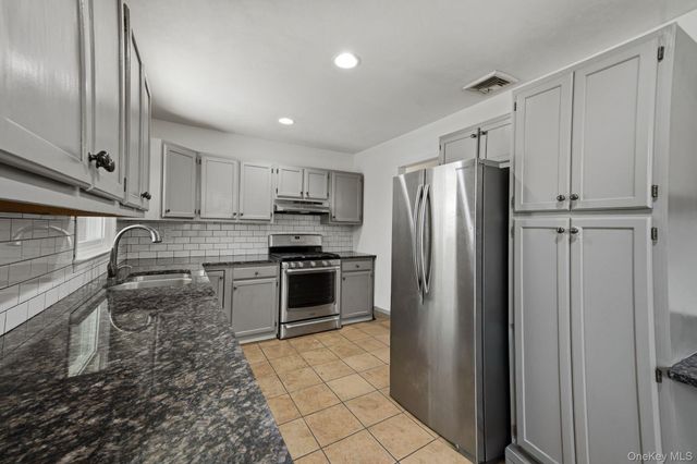 310 Jamaica Avenue, Medford, NY 11763