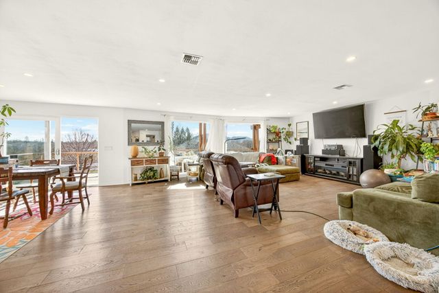 1583 Highway 234, Eagle Point, OR 97524