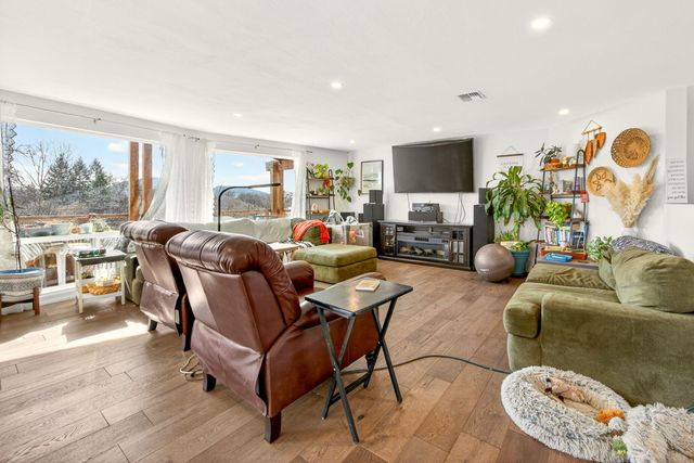 1583 Highway 234, Eagle Point, OR 97524