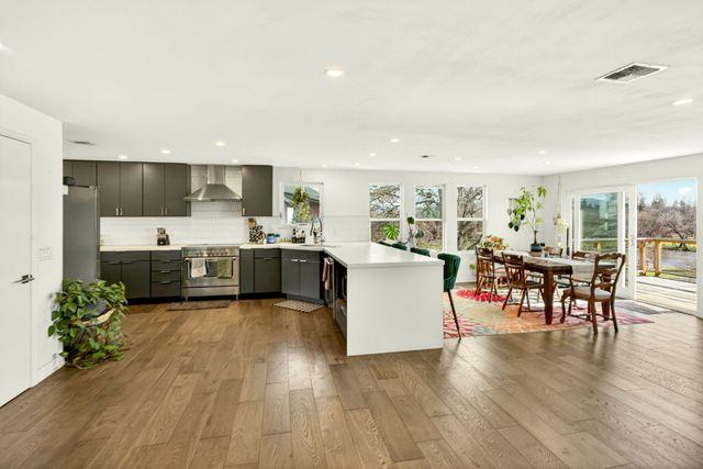 1583 Highway 234, Eagle Point, OR 97524