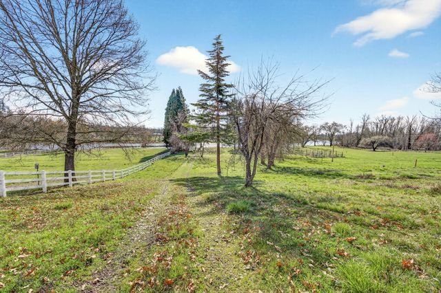 1583 Highway 234, Eagle Point, OR 97524