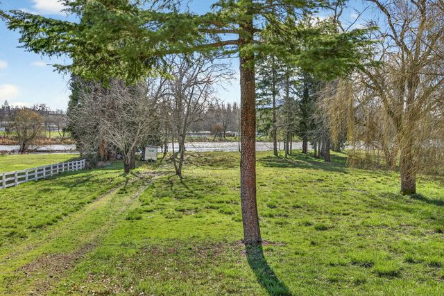 1583 Highway 234, Eagle Point, OR 97524