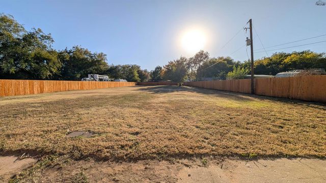 800 SHEPPARD ROAD, Burkburnett, TX 76354