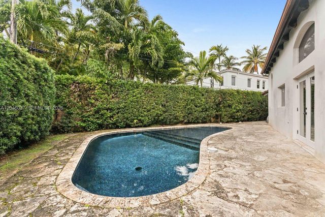 6350 Pinetree Dr, Miami Beach, FL 33141