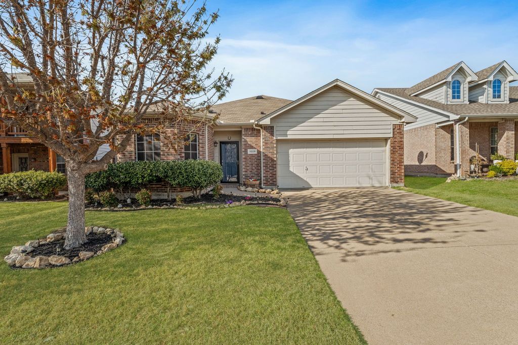 1028 Castle Top Drive, Fort Worth, TX 76052