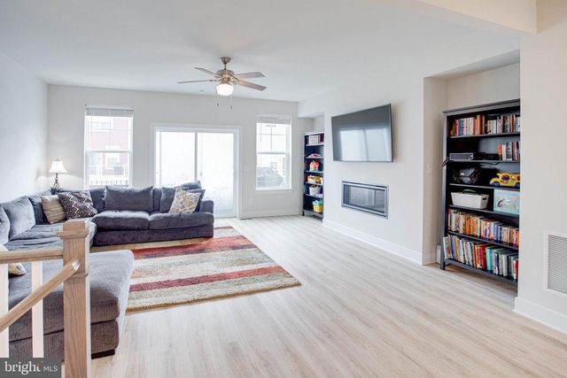 1576 MEADOWLARK GLEN RD, Dumfries, VA 22026