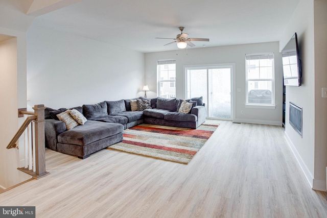 1576 MEADOWLARK GLEN RD, Dumfries, VA 22026