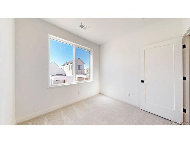 913 Edge Cir, Longmont, CO 80501