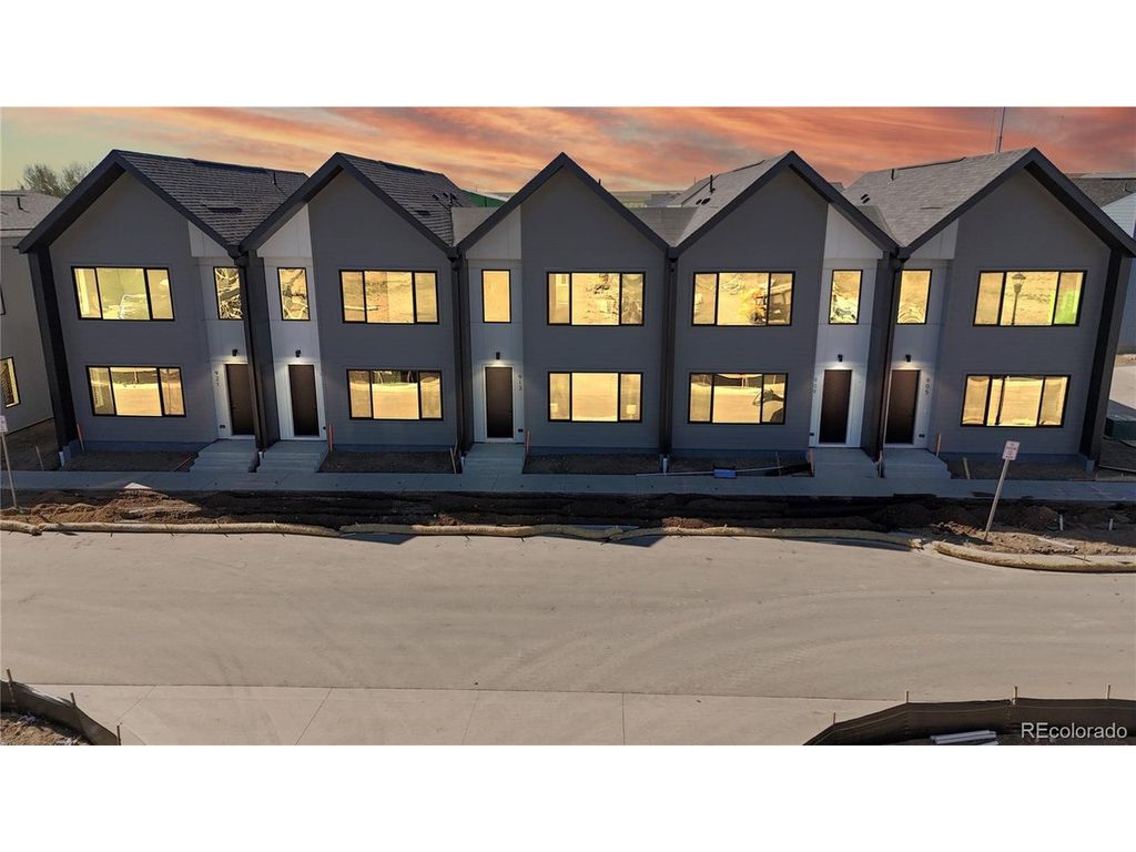 913 Edge Cir, Longmont, CO 80501
