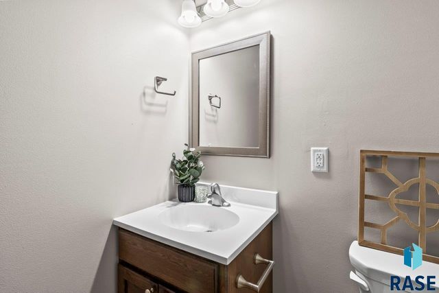 216 Ivy Ln Lane, Crooks, SD 57020