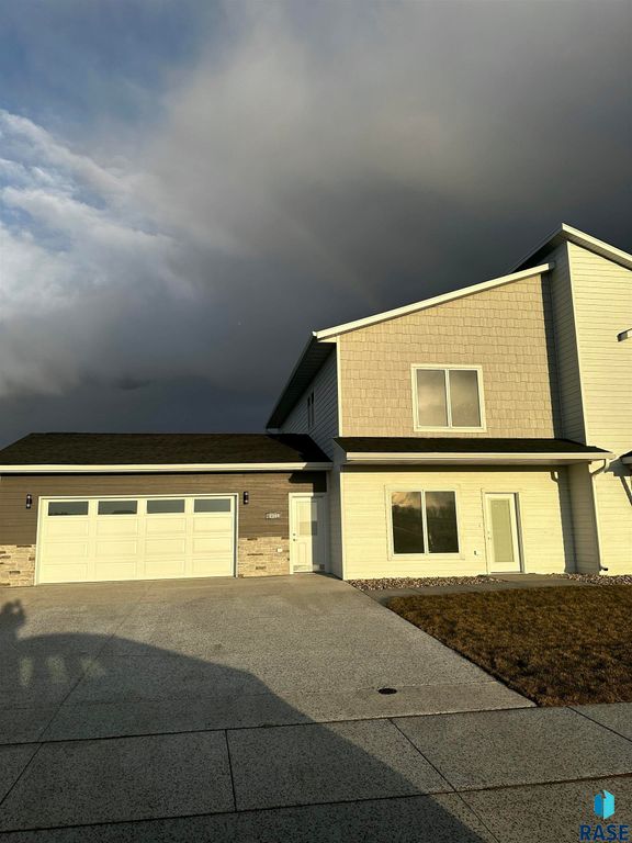 216 Ivy Ln Lane, Crooks, SD 57020