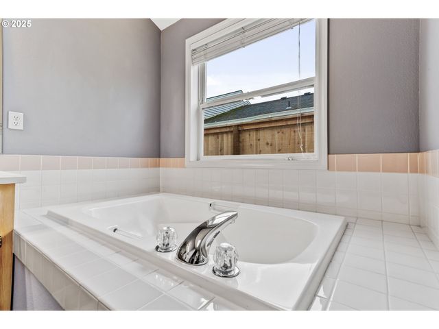 16751 Sw JORDAN Way, Tigard, OR 97224